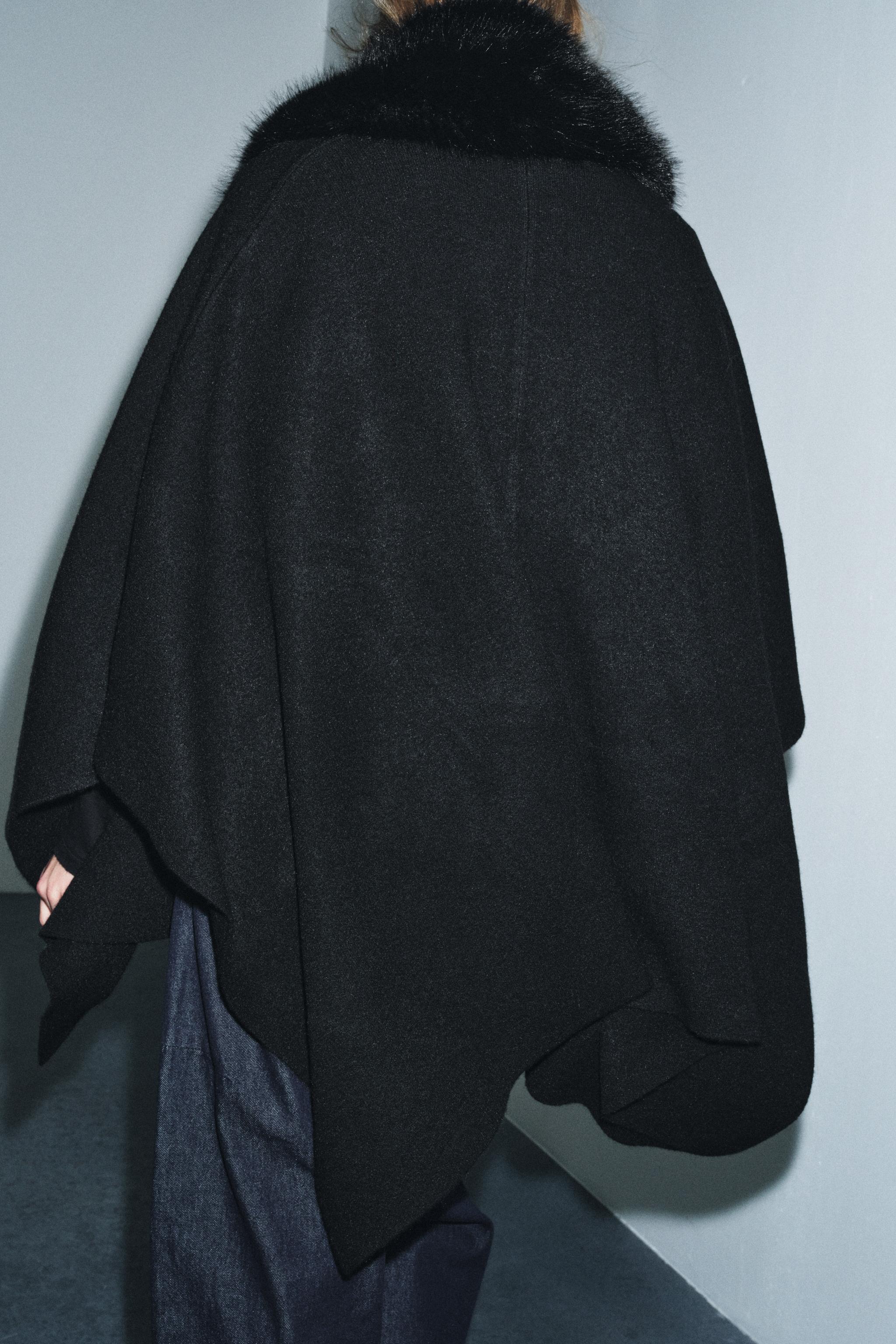 CAPE EN MAILLE EFFET FOURRURE